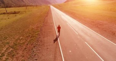 Mükemmel asfalt yolda sporcunun önünde alçak irtifa uçuşu.