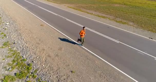 Lot niską wysokością przed sportowcem na doskonałej asfaltowej drodze — Wideo stockowe