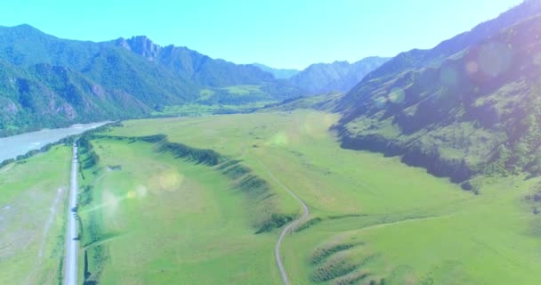 Aerea strada di montagna rurale e prato al sole mattina d'estate. Autostrada asfaltata e fiume. — Video Stock