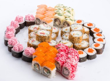Sushi seti ve beyaz arka plan kompozisyon. Japon Gıda Restoran, sushi maki gunkan rulo levha veya plakalı ayarla.