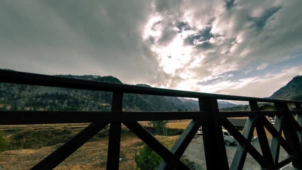 Timelapse de cerca de madeira no terraço alto na paisagem da montanha com nuvens. Movimento deslizante horizontal — Vídeo de Stock
