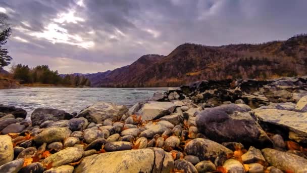 Tiro de lapso de tiempo de un río cerca del bosque de montaña. Grandes rocas y veladas de nubes rápidas. Movimiento deslizante horizontal — Vídeos de Stock