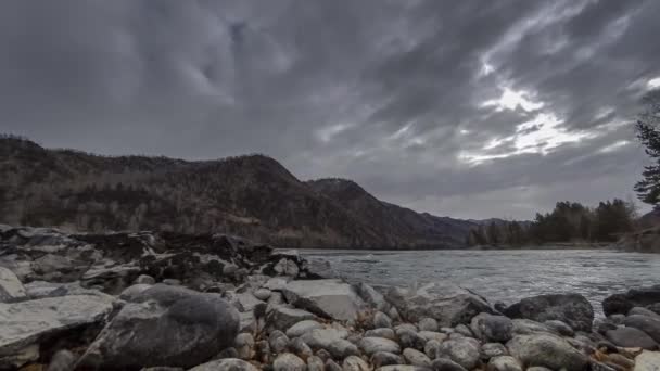 Tijd lapse shot van een rivier in de buurt van bergbos. Enorme rotsen en snelle wolken movenings. Horizontale schuifregelaar verplaatsing — Stockvideo