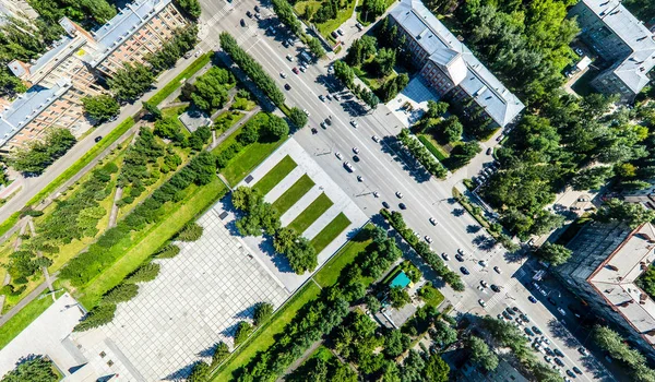 Uitzicht op de stad vanuit de lucht met wegen, huizen en gebouwen. — Stockfoto