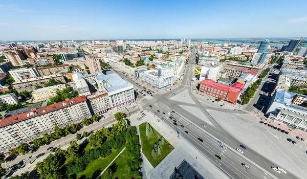 Luftaufnahme der Stadt mit Straßen, Häusern und Gebäuden. — Stockfoto