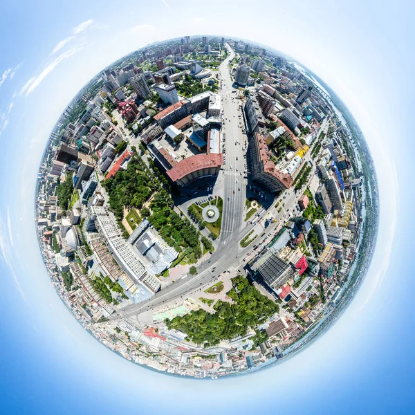 Vista aérea da cidade com estradas, casas e edifícios. — Fotografia de Stock