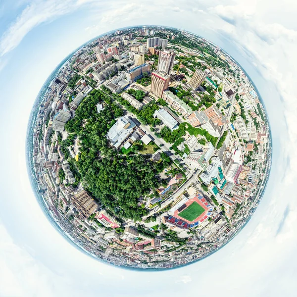 Vue aérienne de la ville avec carrefour et routes, maisons, bâtiments, parcs et parkings. Image panoramique ensoleillée d'été — Photo