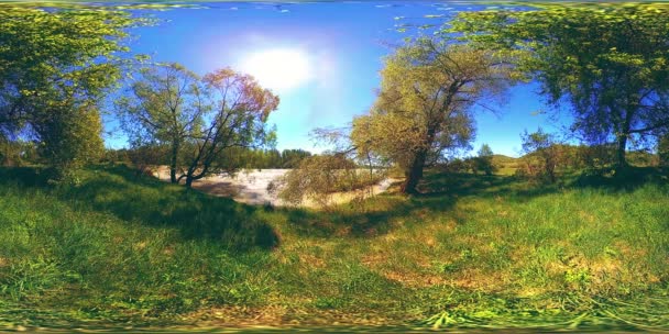 UHD 4K 360 VR La realtà virtuale di un fiume scorre sulle rocce in un bellissimo paesaggio forestale di montagna — Video Stock