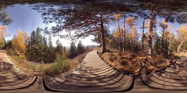 Realidad virtual de 4K 360 VR de una hermosa escena de montaña en otoño. Montañas rusas salvajes . — Vídeos de Stock