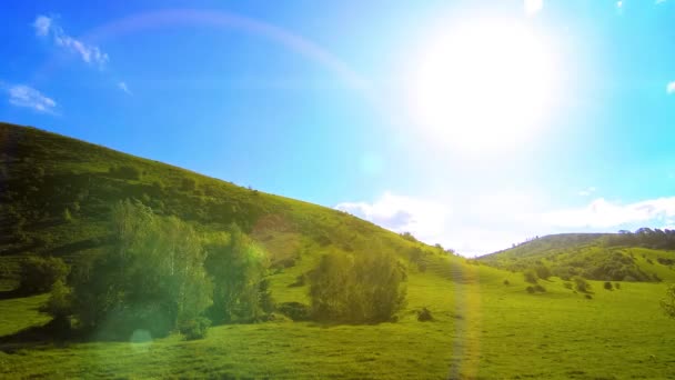 Yaz aylarında dağdaki çayır zaman çizelgesi. Bulutlar, ağaçlar, yeşil çimenler ve güneş ışınları hareketi. — Stok video