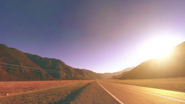 Montanha estrada timelapse no verão ou outono pôr do sol nascer do sol tempo. Natureza selvagem e campo rural. — Vídeo de Stock