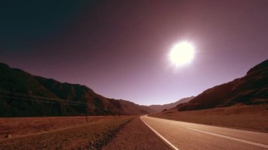 Yaz ya da sonbahar günbatımında gün batımında dağ yolu zamanı. Vahşi doğa ve kırsal alan.