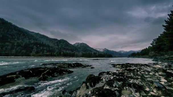 Zeitraffer-Aufnahme eines Flusses in der Nähe des Bergwaldes. Riesige Felsen und schnelle Wolkenbewegungen. — Stockvideo