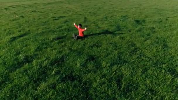 Low altitude radial flight over sport yoga man at perfect green grass. Sunset in mountain. — Stock Video