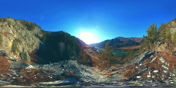 VR de uma cena de montanha no tempo ensolarado de outono. Montanhas selvagens, pinheiros e rochas enormes . — Vídeo de Stock