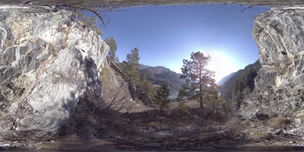 VR гірської сцени в осінній сонячний час. Дикі гори, сосна і величезні скелі . — стокове відео