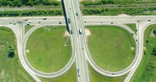 Zeitraffer der Luftaufnahme des Stadtverkehrs an einer Straßenkreuzung. Autobahnstraße. vertikale Ansicht. Schnelle Bewegung. — Stockvideo
