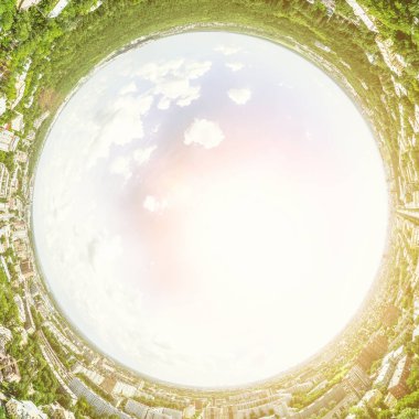 Kesişen yollar, evler, binalar, parklar ve otoparklar olan havacılık şehri manzarası. Güneşli yaz panoramik resmi