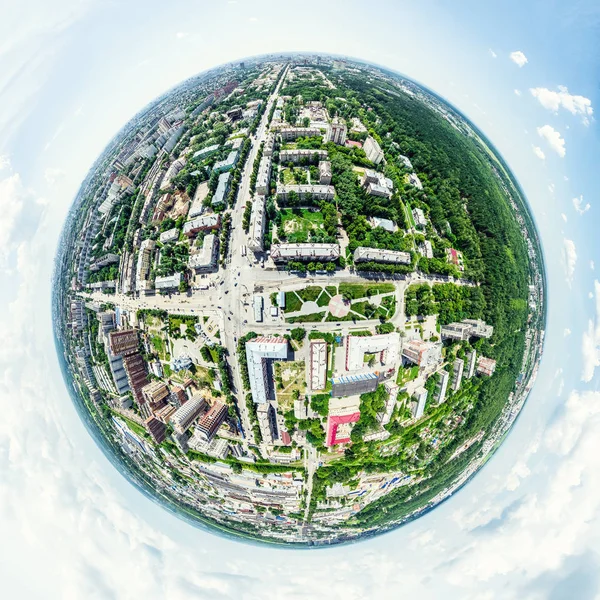 Vista aérea de la ciudad con encrucijadas y caminos, casas, edificios, parques y estacionamientos. Imagen panorámica soleada de verano —  Fotos de Stock