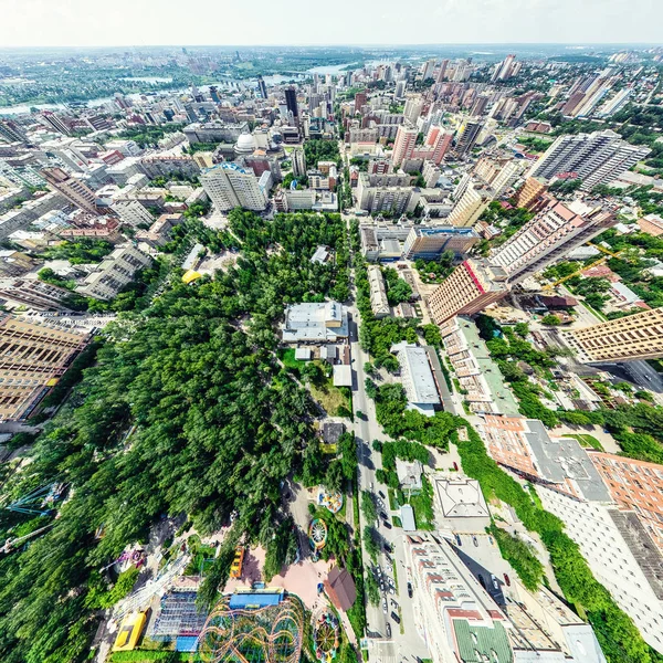 Vue aérienne de la ville avec carrefour et routes, maisons, bâtiments, parcs et parkings. Image panoramique ensoleillée d'été — Photo