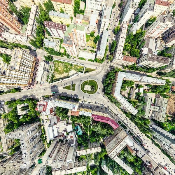 Vista aérea de la ciudad con encrucijadas y caminos, casas, edificios, parques y estacionamientos. Imagen panorámica soleada de verano — Foto de Stock