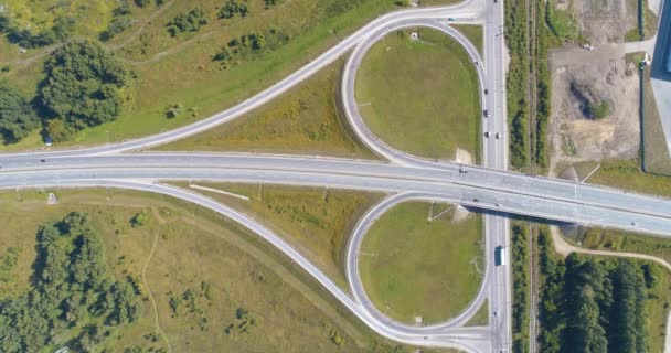 Iperlapsi aerea timelapse del traffico cittadino all'incrocio strada incrocio. Strada statale. Vista verticale. Movimento veloce . — Video Stock