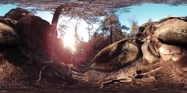 Realtà virtuale 4K 360 VR di una bellissima scena di montagna in autunno. Montagne selvagge siberiane. — Video Stock