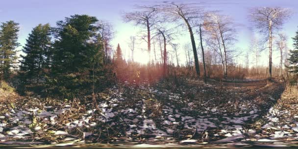 4K 360 - виртуальная реальность красивой горной сцены в осеннее время. Дикие русские горы в снегу — стоковое видео