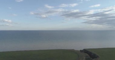 Bulutların üzerinde Yalı ve günbatımı hava hyperlapse. Timelapse drone fly okyanus banka. Yüksek hızlı yatay hareketli.