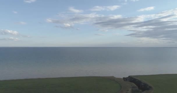 Hiperlapso aéreo de puesta de sol y nubes sobre la costa del mar. El dron Timelapse vuela cerca de la orilla del océano. Movimiento horizontal de alta velocidad . — Vídeo de stock