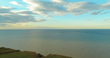 Bulutların üzerinde Yalı ve günbatımı hava hyperlapse. Timelapse drone fly okyanus banka. Yüksek hızlı yatay hareketli.