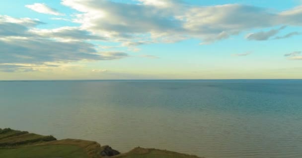 Повітряне перехрестя заходу сонця і хмар над морським узбережжям. Дрон Тімелапсе летить біля берега океану. Високошвидкісний горизонтальний рух . — стокове відео