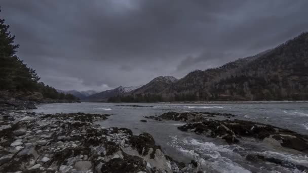 Tijdsverloop schot van een rivier in de buurt van bergbos. Enorme rotsen en snelle wolken. — Stockvideo