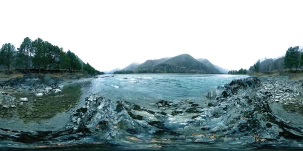 VR di un bellissimo fiume di montagna nel tardo autunno. Parco nazionale, prato, riva del fiume nel giorno coperto. — Video Stock