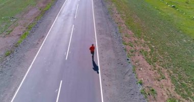 Yeni asfalt yol, sportif adam alçak irtifa uçuş