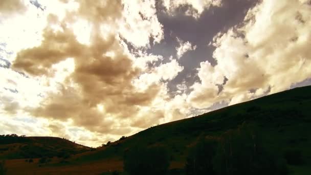 Yazın 4K UHD dağ çayırı zaman dilimi. Bulutlar, ağaçlar, yeşil çimenler ve güneş ışınları hareketi. — Stok video