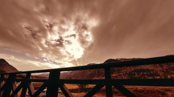 Timelapse de valla de madera en la terraza alta en el paisaje de montaña con nubes. Movimiento deslizante horizontal — Vídeos de Stock