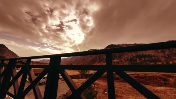 Timelapse του ξύλινου φράχτη στην ψηλή βεράντα στο ορεινό τοπίο με σύννεφα. Οριζόντια κίνηση κύλισης — Αρχείο Βίντεο