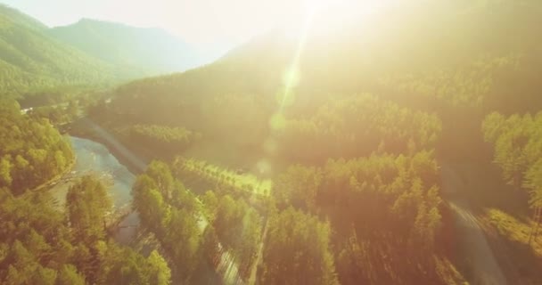 Mid air flygning över färska berg flod och äng på solig sommarmorgon. Landsbygdsvägen nedanför. — Stockvideo