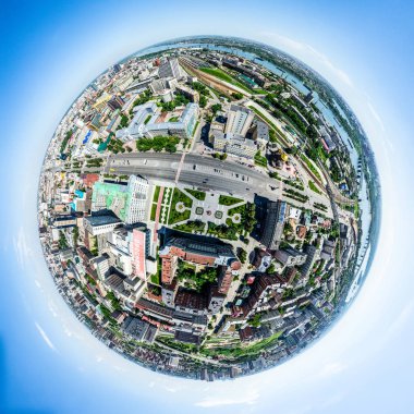 Kesişen yollar, evler, binalar, parklar ve otoparklar olan havacılık şehri manzarası. Güneşli yaz panoramik resmi