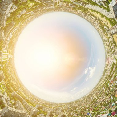 Kesişen yollar, evler, binalar, parklar ve otoparklar olan havacılık şehri manzarası. Güneşli yaz panoramik resmi