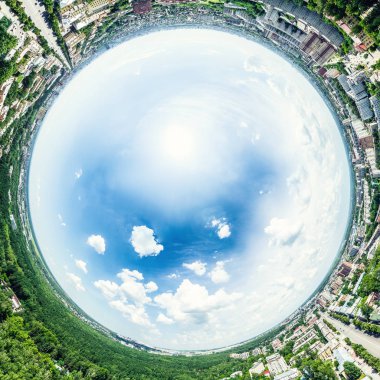 Kesişen yollar, evler, binalar, parklar ve otoparklar olan havacılık şehri manzarası. Güneşli yaz panoramik resmi