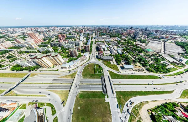 Letecký výhled na město s křižovatkou a silnic, domů, budov, parků a parkovišť. Slunečné léto panoramatický obraz — Stock fotografie