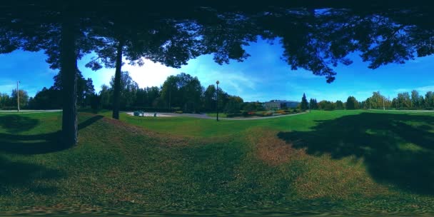 UHD 4K 360 VR Realidade Virtual de uma área de recreação do parque da cidade. Árvores e grama verde no outono ou no dia de verão — Vídeo de Stock