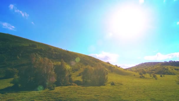 Uhd牧草地は夏または秋の時間に経過します 野生のロシアの自然と農村のフィールド 山の上の雲 緑の草や太陽の光線の動き — ストック動画