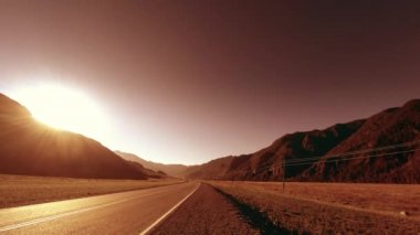 Yaz ya da sonbahar günbatımında gün batımında dağ yolu zamanı. Vahşi doğa ve kırsal alan.