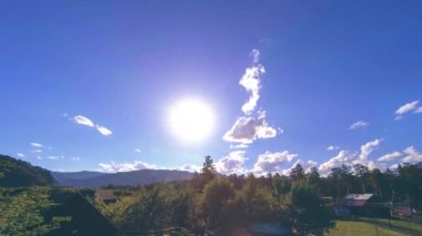 Yaz ya da sonbahar zamanlarında dağ köyü zamanlaması. Vahşi Asya doğası ve kırsal alan.