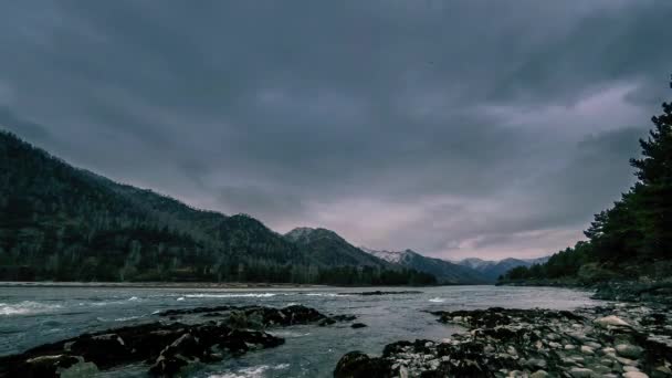 Временной снимок реки возле горного леса. Огромные скалы и быстрые облака. — стоковое видео