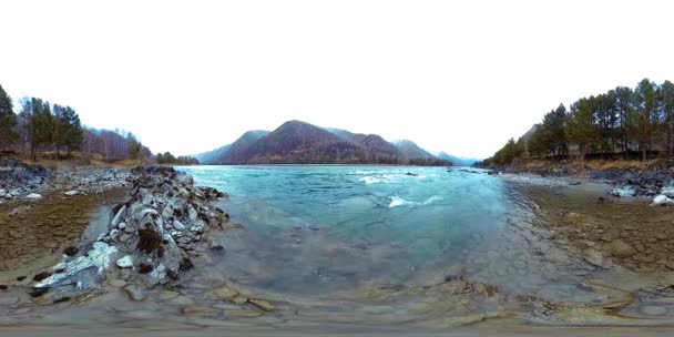 VR ενός όμορφου ποταμού βουνού στα τέλη του φθινοπώρου. Εθνικό πάρκο, λιβάδι, όχθη του ποταμού σε συννεφιασμένη ημέρα. — Αρχείο Βίντεο