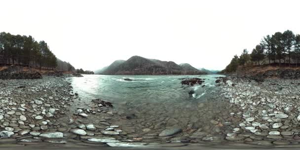 VR de um belo rio de montanha no final do outono. Parque nacional, prado, margem do rio no dia nublado. — Vídeo de Stock